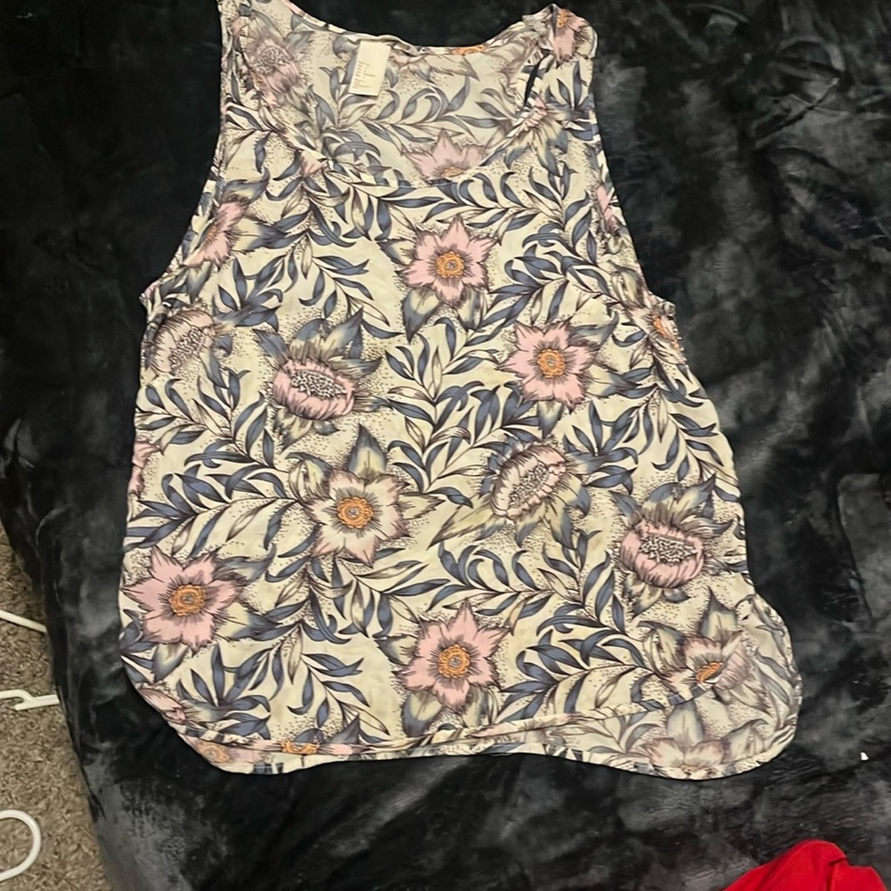Floral T-shirt size 6, mixed coloring